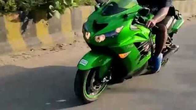 KTM Rc8摩托车,公路上骑行