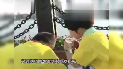 【腾讯视频】 小男孩尿裤子，小女孩帮忙换，可爱死了，哈哈