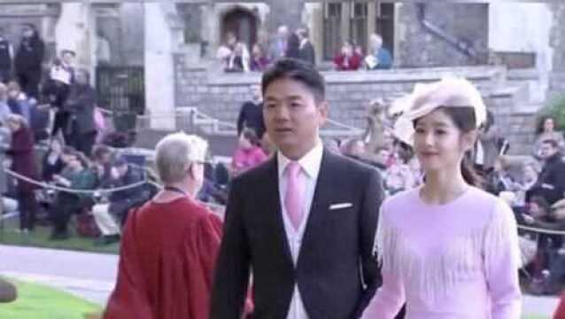 刘强东章泽天牵手出席英国皇室婚礼 夫妻关系稳固恩爱如初