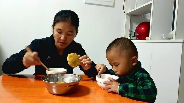 农村媳妇用红薯煮稀饭,小孩吃了一碗还要一碗,太甜了