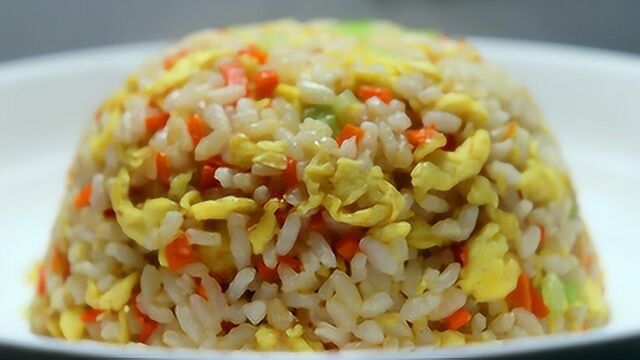 鸡蛋炒饭怎样炒才香?饭店大厨教你用剩菜来做,好吃还不会粘锅