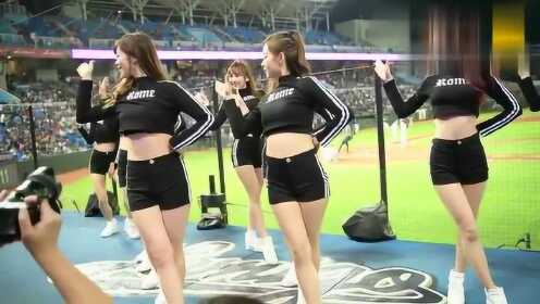 美女足球赛上跳热舞, 身材真的好火辣