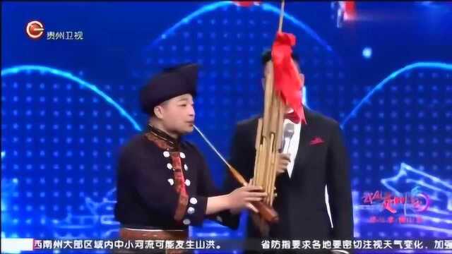 两位小伙献上芦笙表演引观众掌声,女嘉宾体验吹芦笙逗笑观众