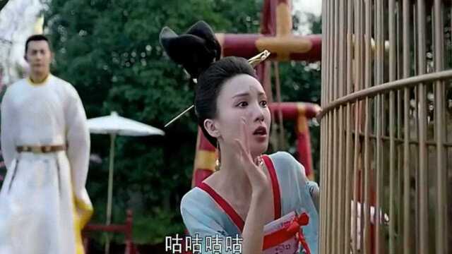 萌妃撅着屁股观察皇上,没想到皇上就在身后,皇上被她吓一跳