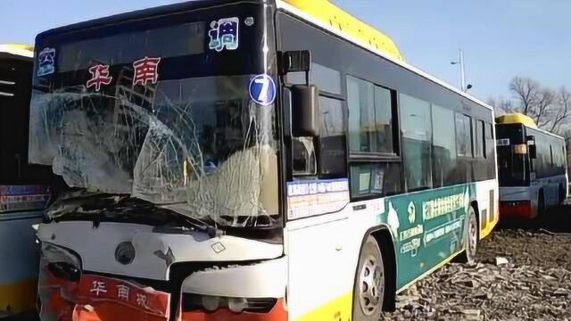 马路突现1米高沙堆,夜行公交车一头撞上,乘客被震飞倒地