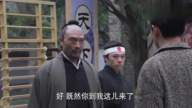 小伙来到日本道馆,但日本人要和他打,他无奈就还手了