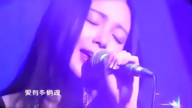 歌曲《伤痕》夜已深,还有什么人让你这么醒着数伤痕!