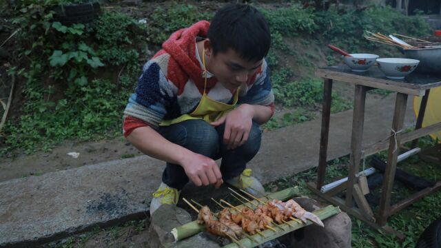 3个鸡翅,1块五花肉,小伙做了一把奥尔良烤肉,爷爷说很好吃