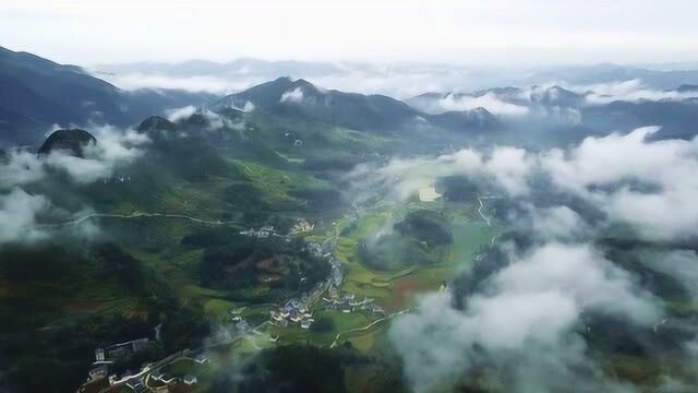 航拍贵州遵义金鼎山上一个小山村,风景优美如诗如画