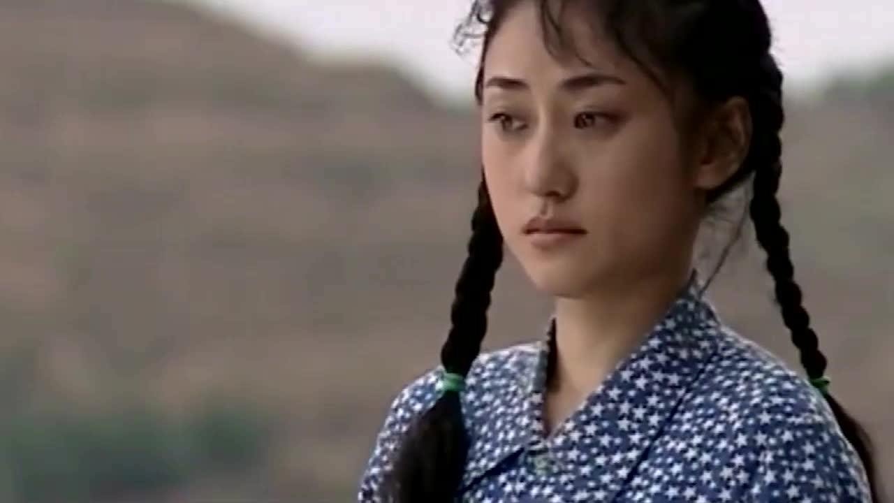 黄土女女：姑娘家里太穷上不起学，看着村里伙伴读书，心里很难过