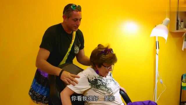 中年男子想让其母亲为其打乳钉,母亲在检查所用器具后,同意了