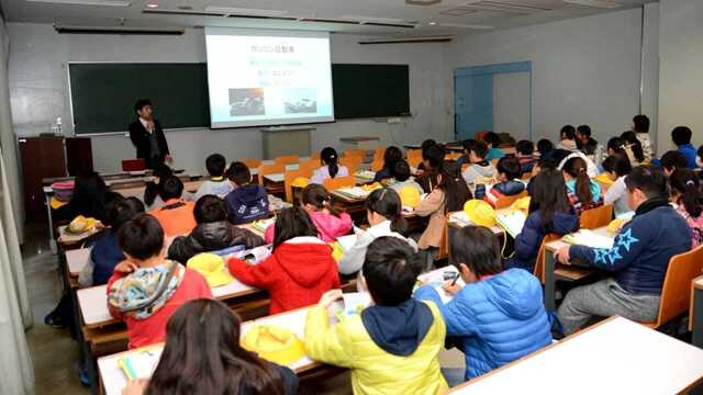 老师给学生编排座位时,是以什么为标准的呢?