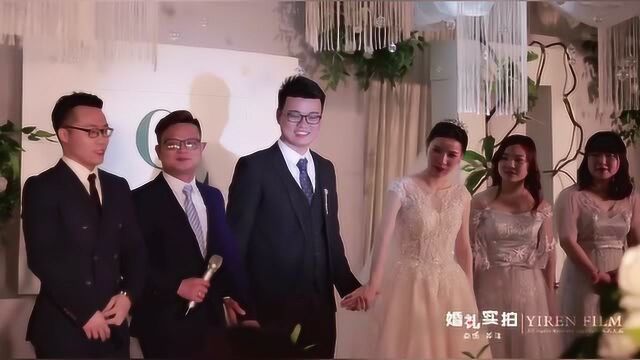 伴郎伴娘上台为一对新人送上祝福,这样的婚礼很温馨