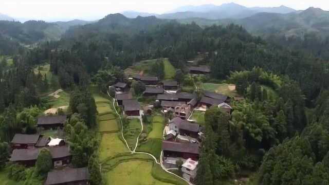 贵州省天柱县高酿镇五福村的景色,感觉就是被大山包围的村庄