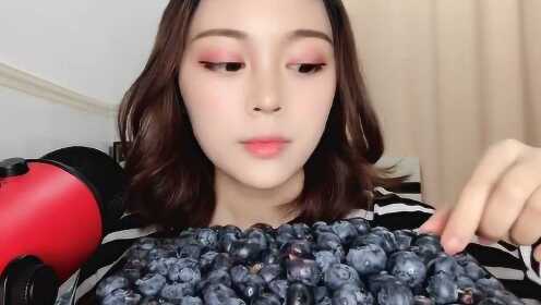 小姐姐吃蓝莓，一口一个好清爽，网友：后面的窗帘才是重点 - 腾讯视频