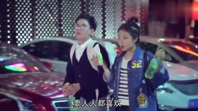 我的体育老师:美女个性十足,化浓妆参加演唱会,现场火爆