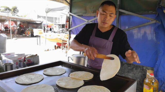 保定这家开了15年的鸡蛋灌饼摊,一天能卖200多个,你吃过吗?