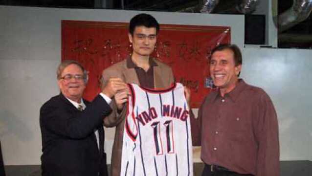 当年远在中国的姚明 是怎么成为NBA状元的?