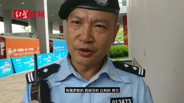 天府新区PTU警营文化的碰撞 和多国警察交换臂章