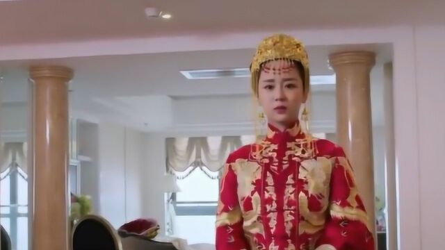 杨紫的四次“婚纱照”,前三张都非常唯美,最后一张笑得最开心!