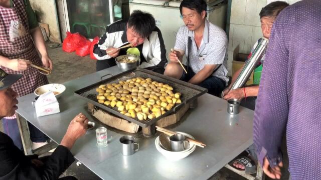 云南建水人这样包豆腐,这样烤豆腐,也算是当地的特色了