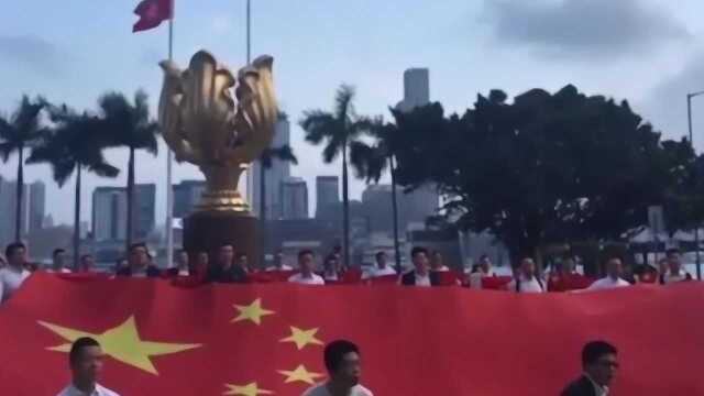 现场!国庆前 上百香港青年齐聚金紫荆 70面五星红旗迎风飘扬