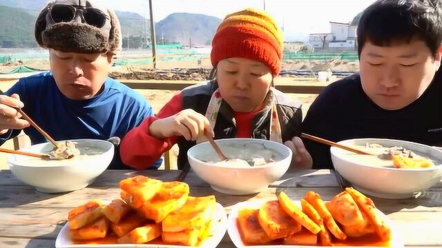 中字:韩国农村一家人,吃牛尾汤泡饭+萝卜泡菜,一人一大碗真过瘾