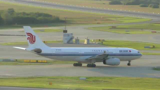 国航空中客车A330降落