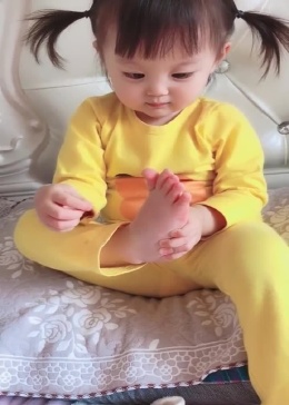 小女孩抱着脚丫子都能玩，太可爱了