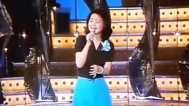 76年青春靓丽的邓丽君现场演唱一曲《空港》,令人陶醉!