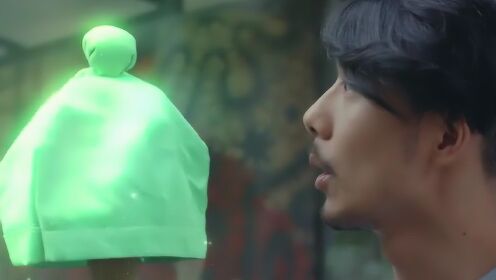 小伙获得一顶隐身帽，可它是绿色的，戴上后却发现不可思议一幕
