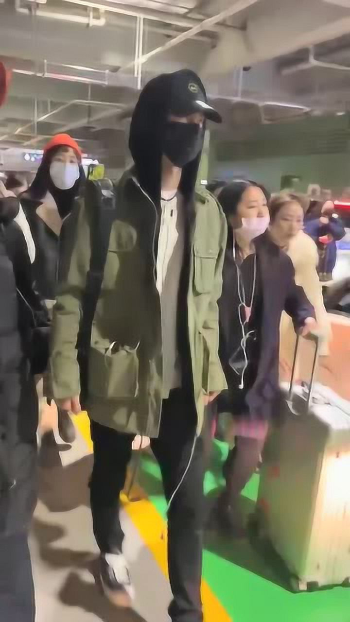 机场偶遇王一博崽崽这装扮实力入镜网友随行的全是小姐姐