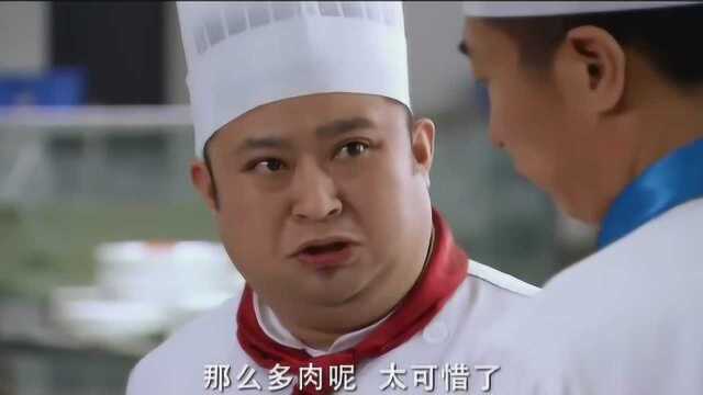 李永玉偷偷尝了两口自己做糊的菜,觉得挺满意:味道还不错啊!