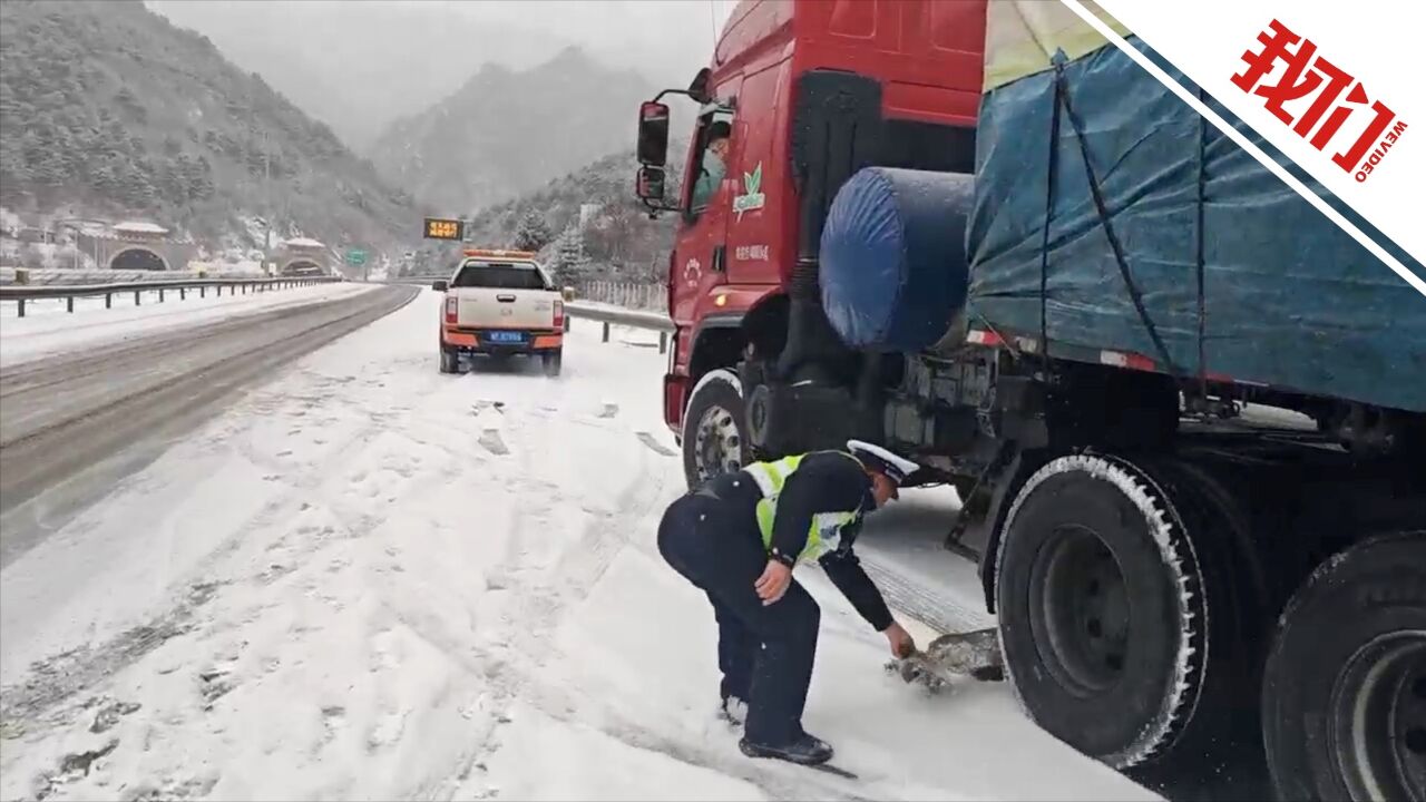 现场: 河北发布暴雪黄色预警 交警用纸板增大摩擦助大车脱困