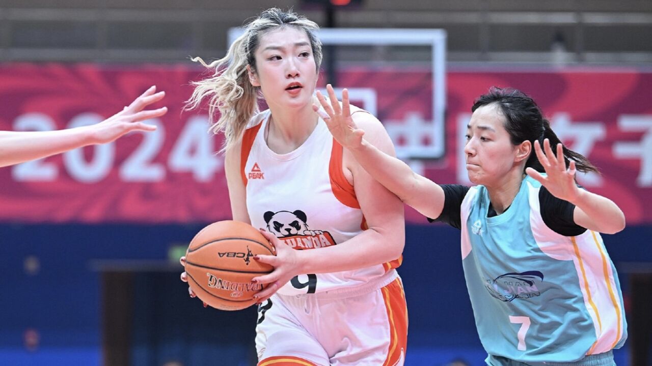 李梦与坎贝奇合砍52分 两人带队以105:73大胜福建女篮