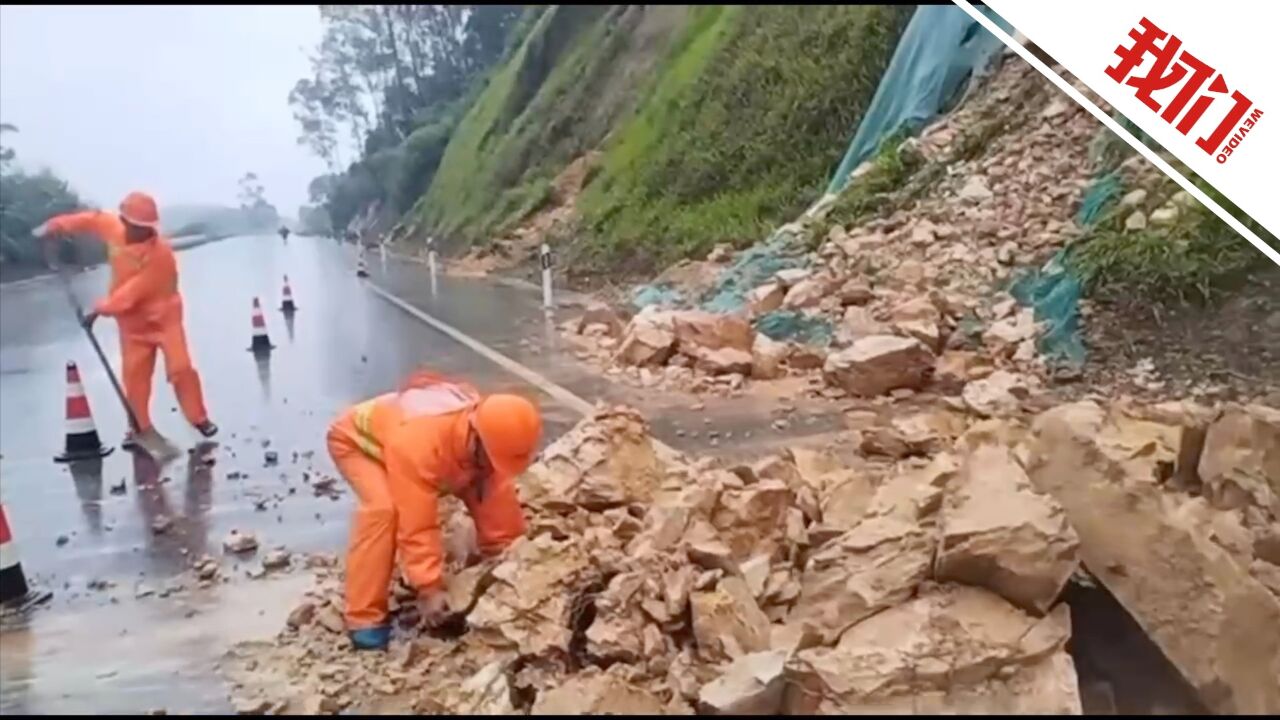 广西钦州特大暴雨致多处边坡塌方及路树倒伏 大型机械和人工配合清理塌方体