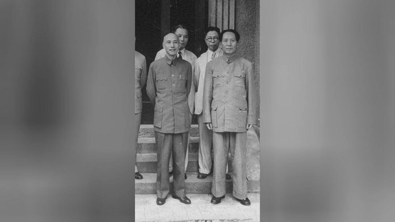 身高看上去“相差无几”?1945年,毛泽东与蒋介石在重庆合影