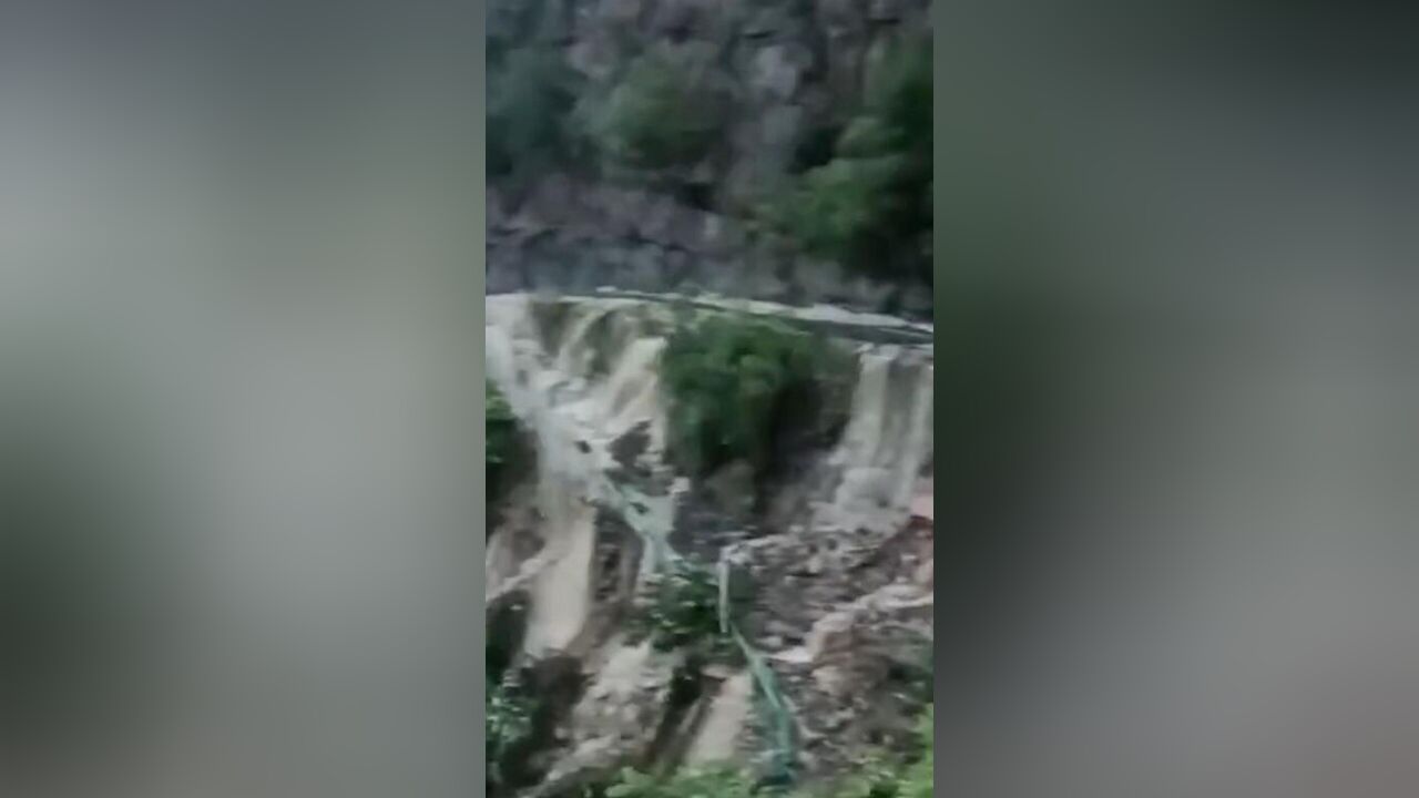 湖北宜昌等地遭暴雨袭击:狂风呼啸暴雨倾盆 公路变河道路面一片汪洋