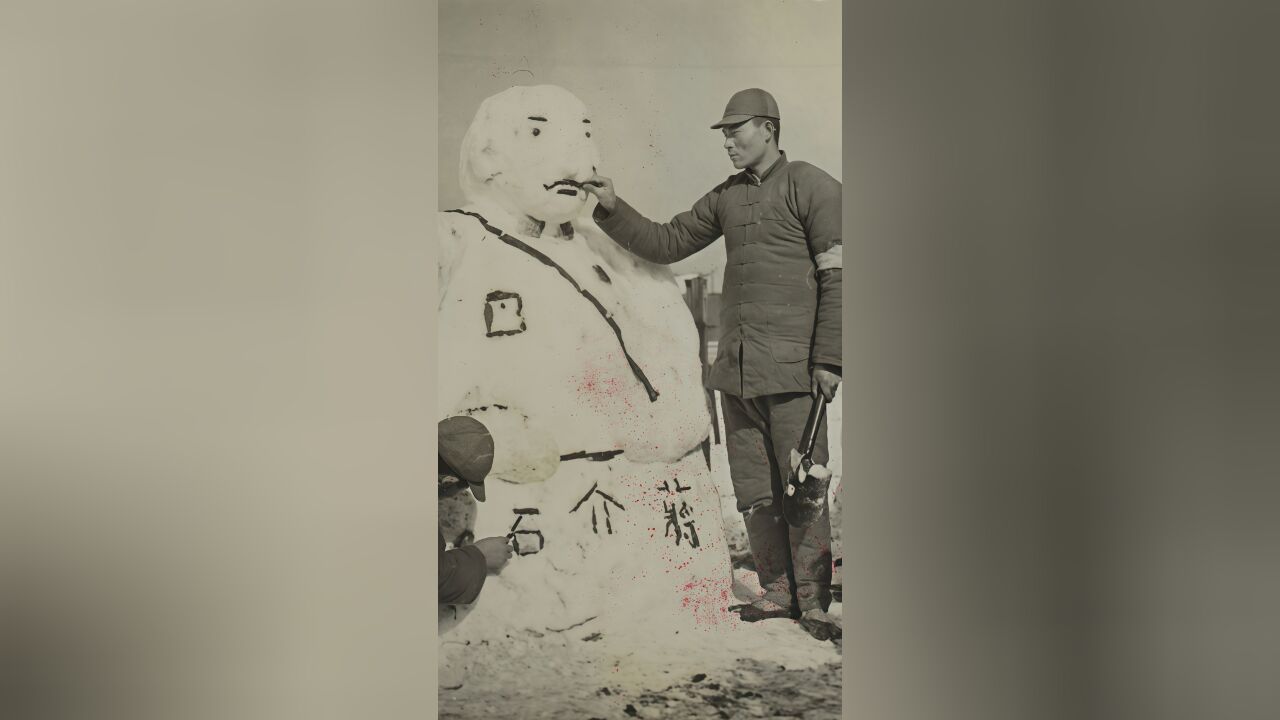 1940年的汉口,汉奸在驻日军命令下堆“蒋介石雪人”