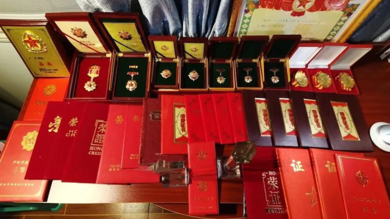 硬核年货!十年老兵回家过年 带回23个荣誉证书和立功奖章