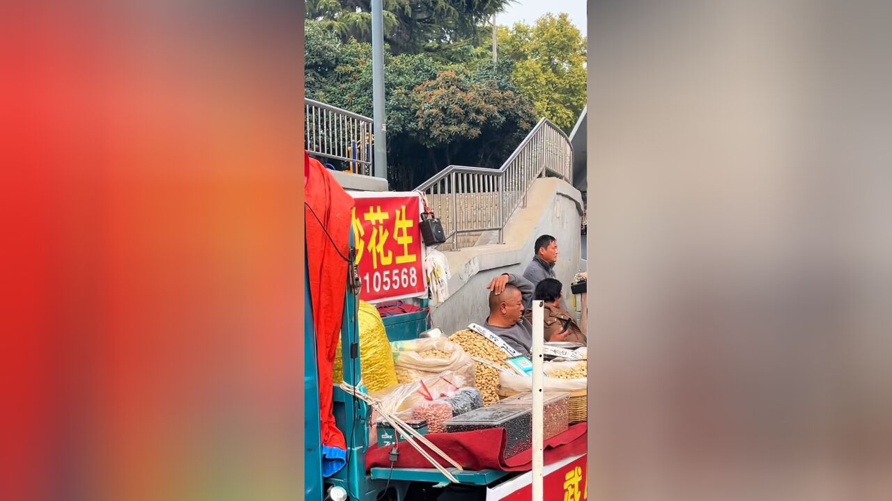 男子街头卖花生魔性叫卖声,铁锅炒花生老焦焦老酥酥