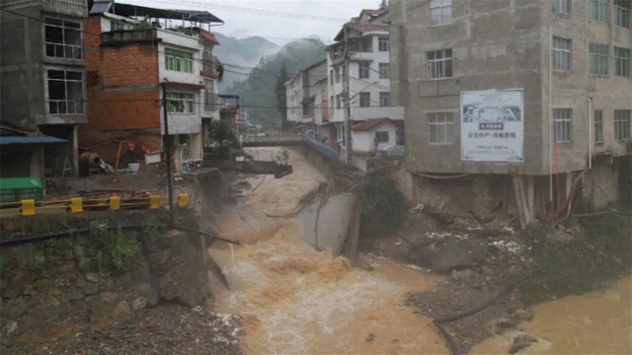 陕西镇巴遭50年一遇特大暴雨侵袭:80条道路中断,转移群众4533人