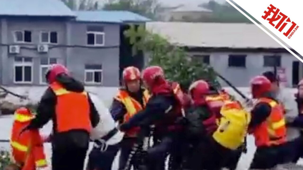 北京房山80余人雨中被困集配站 消防员搭建绳桥营救