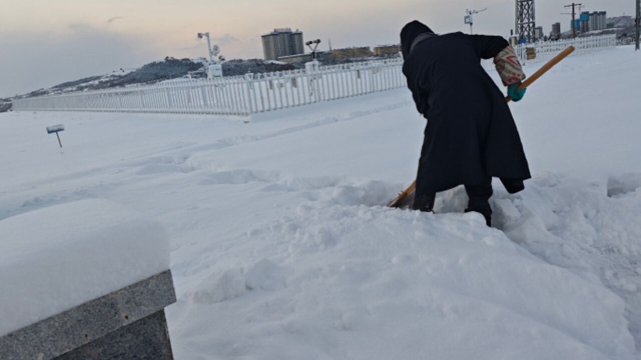 雪窝子再迎暴雪!烟台暴雪:雪深16厘米 各类清雪车来回扫道