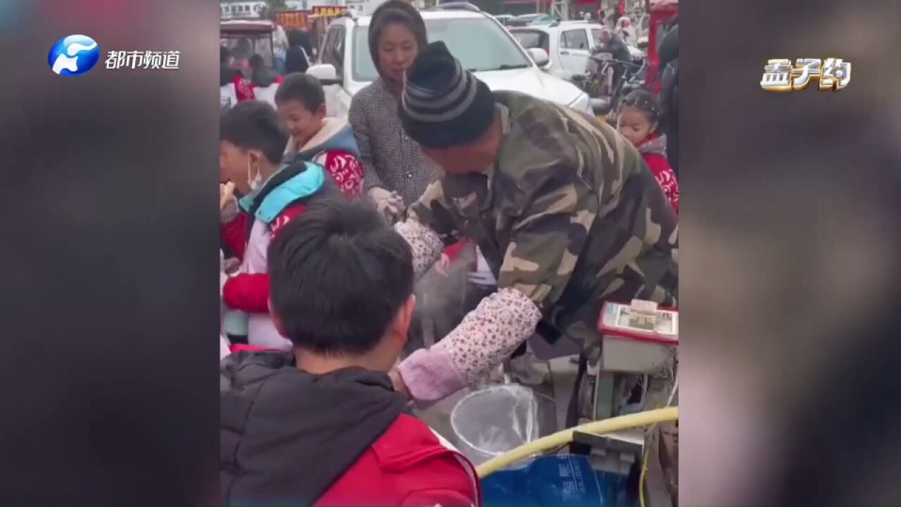 大叔校门口卖江米棍免费赠萌娃,绝不让其空着手走,爱心满满