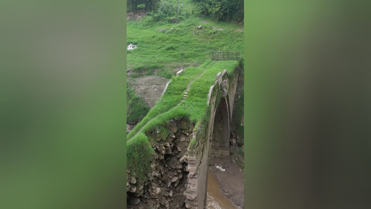 重庆涪陵有一座古桥,三峡工程蓄水后,常年被长江淹没,近日浮出水面一睹真容,桥中央石雕龙头、龙尾仍清晰可见,到底有何寓意!