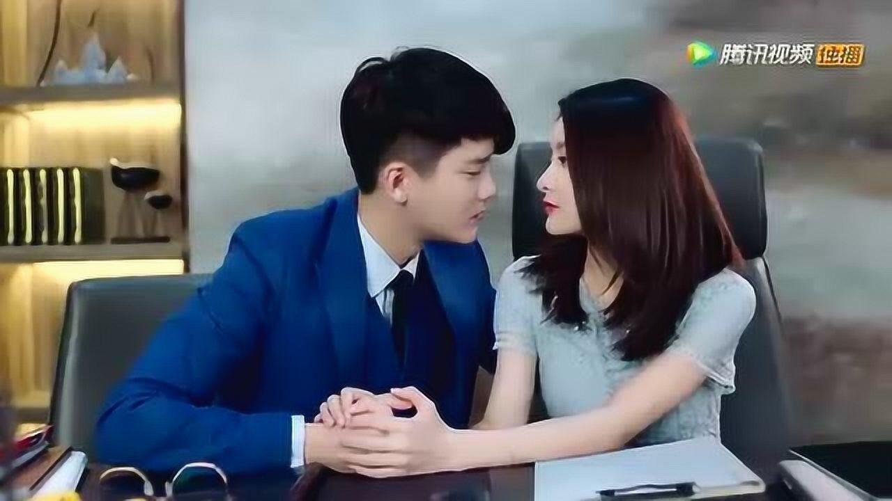 陆瑾年和乔安好在办公室撒狗粮玩亲亲!