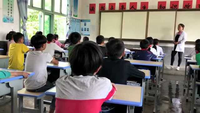 在小黄村的小学课堂上,学生们每周都有一首侗歌课