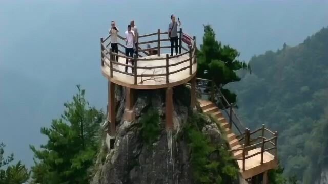 天竺山险峰上的观景台,没胆量还真不敢上去,感觉时刻都会掉下去