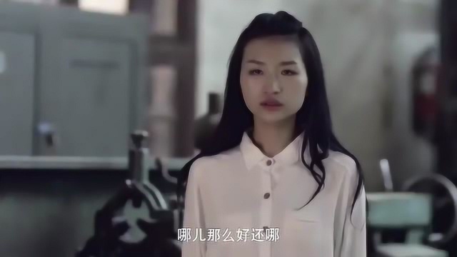 美女为了救男友,被混混逼着脱衣服,美女只能顺从